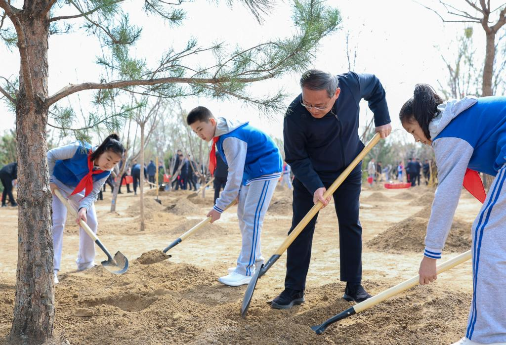 Xi Stresses Pooling Strength to Build Beautiful China