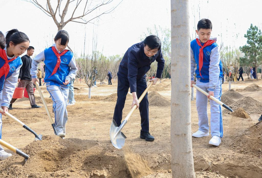 Xi Stresses Pooling Strength to Build Beautiful China