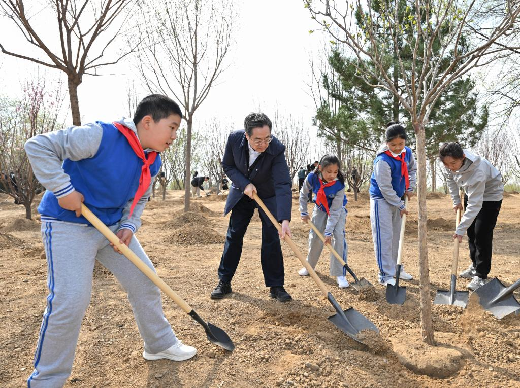 Xi Stresses Pooling Strength to Build Beautiful China