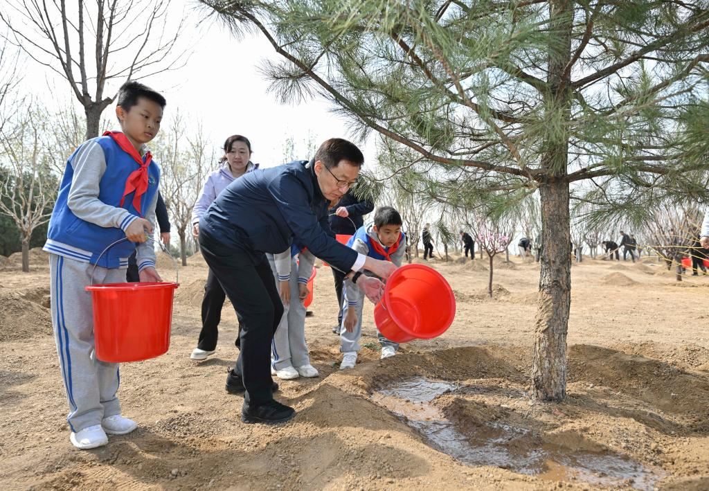 Xi Stresses Pooling Strength to Build Beautiful China