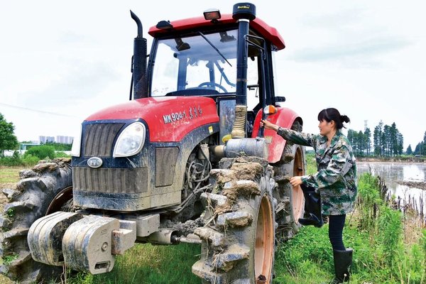 Beautiful New Farmers | Young Agricultural Machine Operator Realizes Dream in Fields
