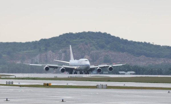 Xi Arrives in Kuala Lumpur for State Visit to Malaysia
