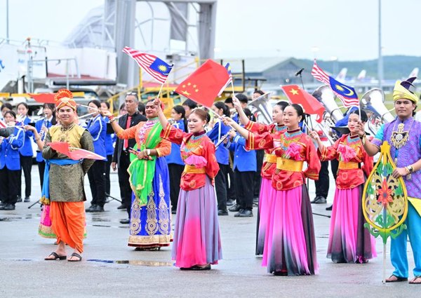 Xi Arrives in Kuala Lumpur for State Visit to Malaysia