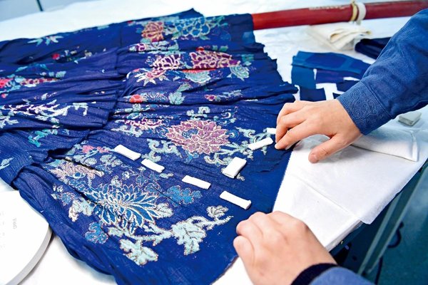 Women Preserve Treasures with Craftsmanship in Palace Museum