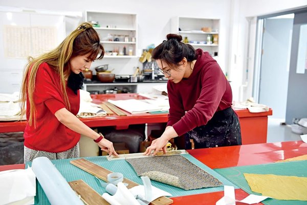 Women Preserve Treasures with Craftsmanship in Palace Museum