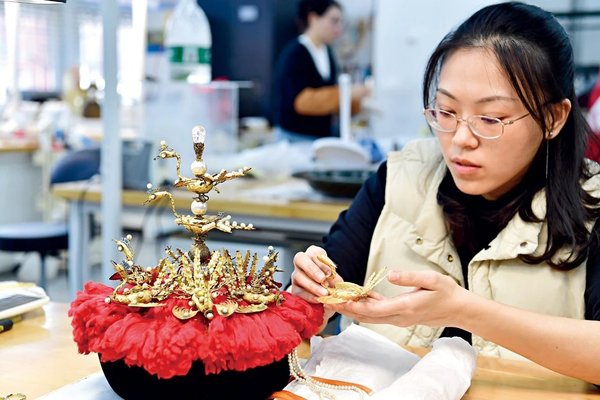 Women Preserve Treasures with Craftsmanship in Palace Museum