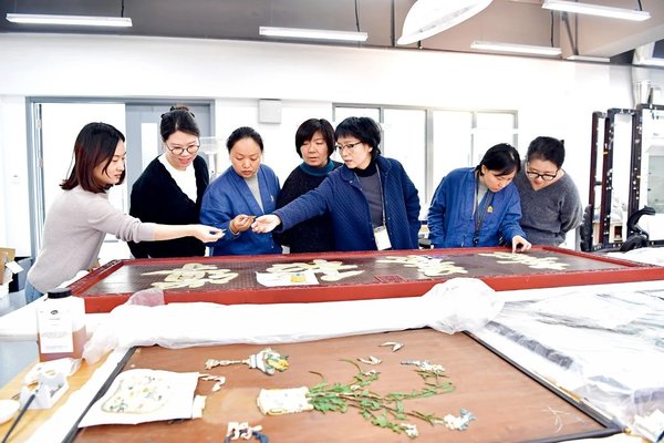 Women Preserve Treasures with Craftsmanship in Palace Museum