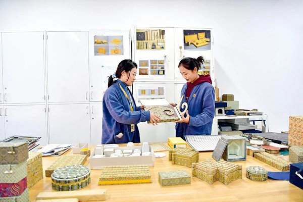 Women Preserve Treasures with Craftsmanship in Palace Museum