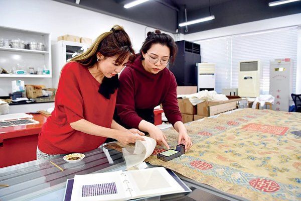 Women Preserve Treasures with Craftsmanship in Palace Museum