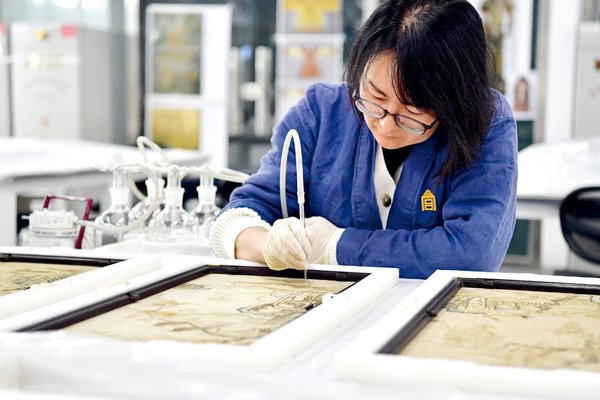 Women Preserve Treasures with Craftsmanship in Palace Museum