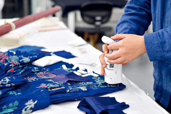 Women Preserve Treasures with Craftsmanship in Palace Museum