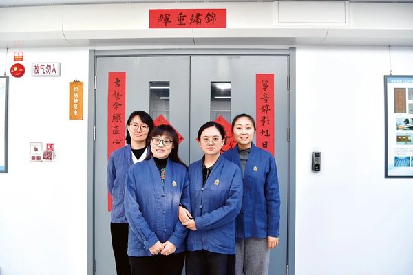 Women Preserve Treasures with Craftsmanship in Palace Museum