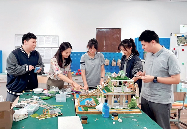 Dream Chasers | Teacher Emphasizes Passion, Creativity in Science Popularization