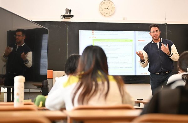 Venezuelan Expat Dedicated to Promoting Xiangsheng in Spanish-speaking World