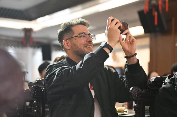 Venezuelan Expat Dedicated to Promoting Xiangsheng in Spanish-speaking World