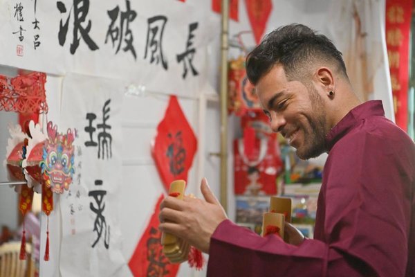 Venezuelan Expat Dedicated to Promoting Xiangsheng in Spanish-speaking World