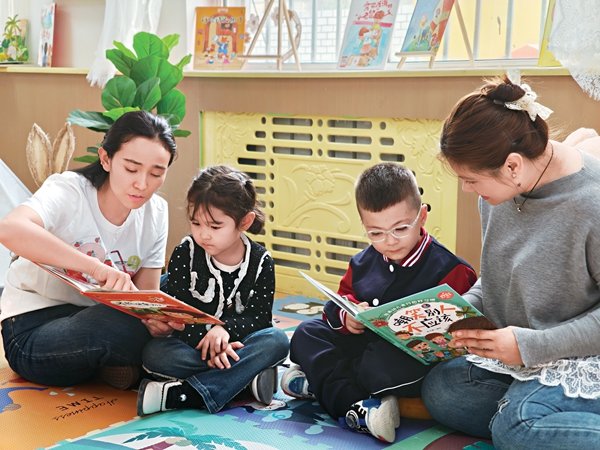 Xinjiang Women's Federation Launches 2025 Parent-Child Reading Activity