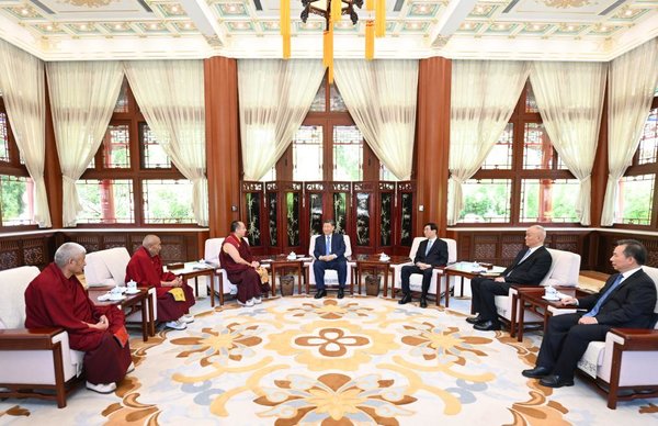 Xi Receives Visit from Panchen Rinpoche