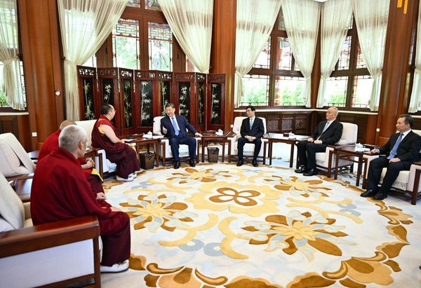 Xi Receives Visit from Panchen Rinpoche