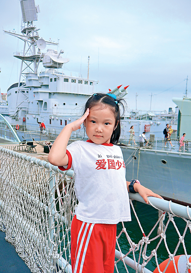 《爱国少年》小学组  摄影：胡蝶_副本.jpg