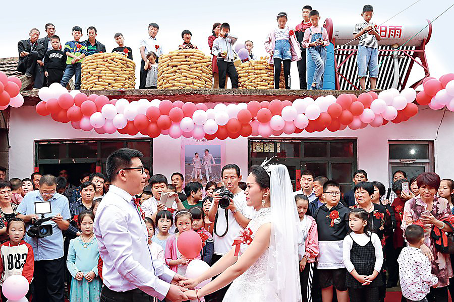 《农家院里的婚礼》 张传梅  摄.jpg
