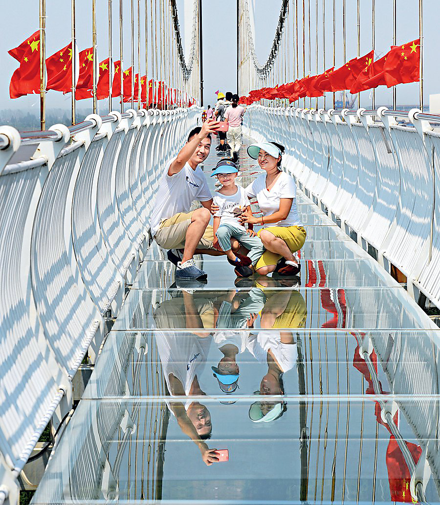 《玻璃桥上亲子乐》 张元景  摄.jpg