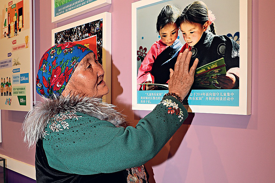 4. 《深情抚摸》李霞.jpg