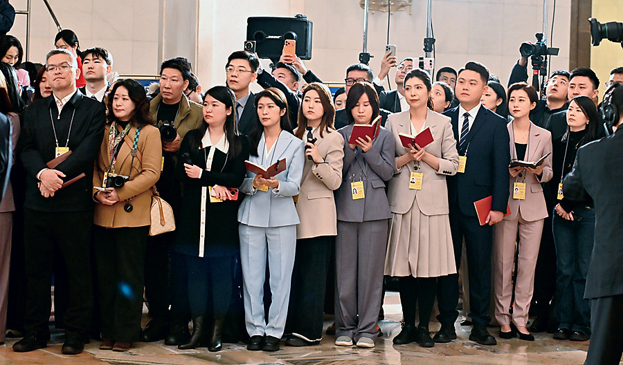 3月4日,全国政协十四届四次会议首场“委员通道”集体采访活动在北京人民大会堂举行。_副本.jpg